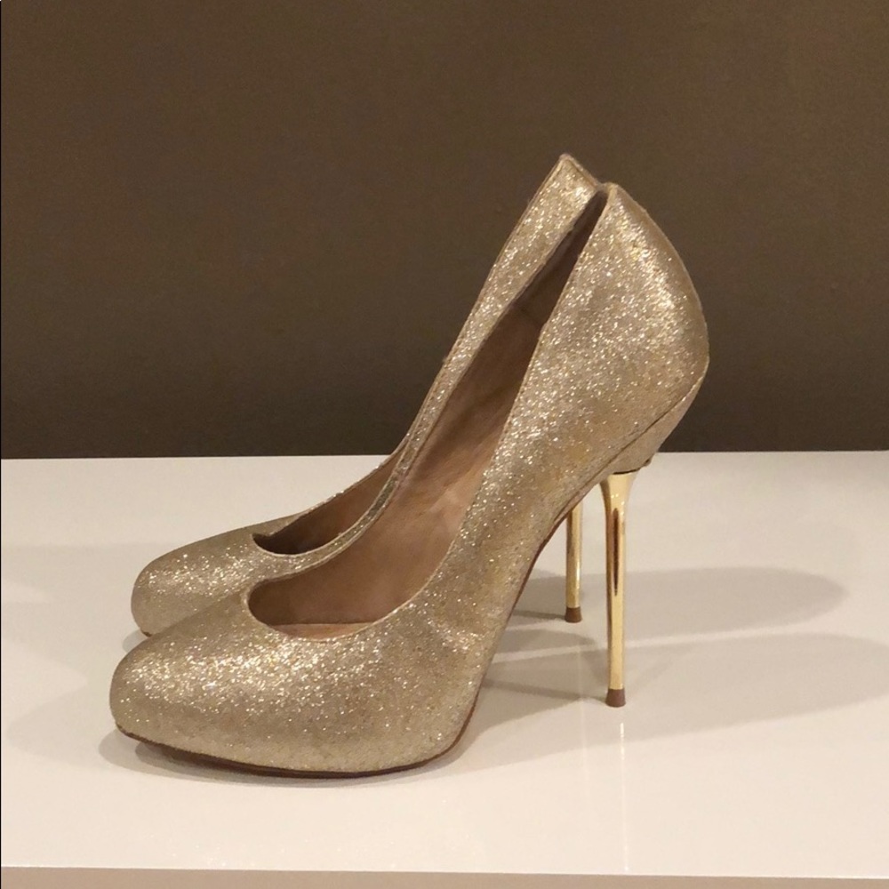 Sparkly Gold pumps!